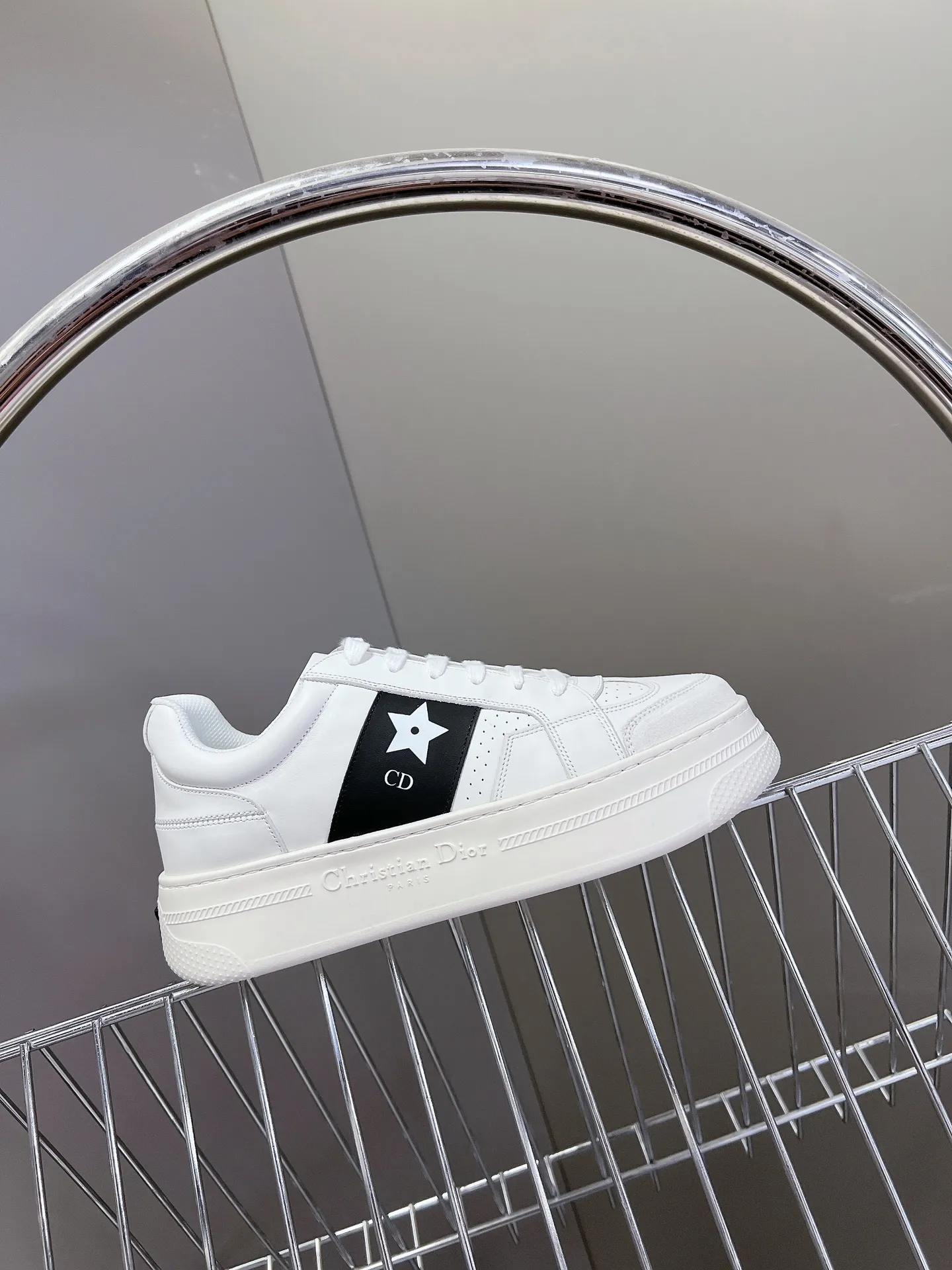 👟👟Ex-factory price 640👟👟 Dior's new platform shoes thick-soled casual shoes. Purchased and developed from Taikoo Hui RMB 16,400. These Dior Star sneakers continue the timeless silhouette and are carefully made of cow leather, so they are particularly comfortable on the feet. They are decorated with tonal suede panels and metal stars to decorate the lace eyelets to enhance the style. The lightweight style is matched with the "Christian Dior" logo thin sole, suitable for all seasons, and can be matched with all kinds of casual looks to add a finishing touch. Classic and super durable. The upper is stitched with cowhide. The original IP outsole height is 4CM. Size: 35-41. A full set of counter synchronized gift boxes 💝 packaging